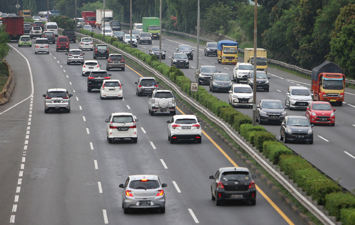Pengendara mobil saat berada di jalan Tol Jakarta Outer Ring Road (JORR) di kawasan Kota Bekasi, Jawa Barat, Jumat (2/4/2021).