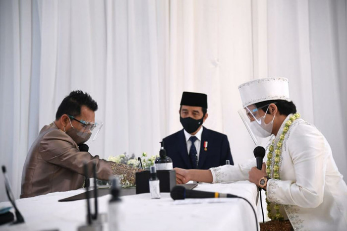 Joko Widodo dan Prabowo Subianto saat menjadi saksi nikah Titania Aurelie Nur Hermansyah dengan Muhammad Attamimi Halilintar di Jakarta, Sabtu (3/4/2021).