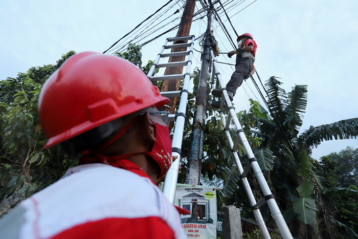 Teknisi sedang melakukan perawatan jaringan IndiHome di kawasan Pedurenan, Kota Bekasi, Jawa Barat, Jumat (2/4/2021).