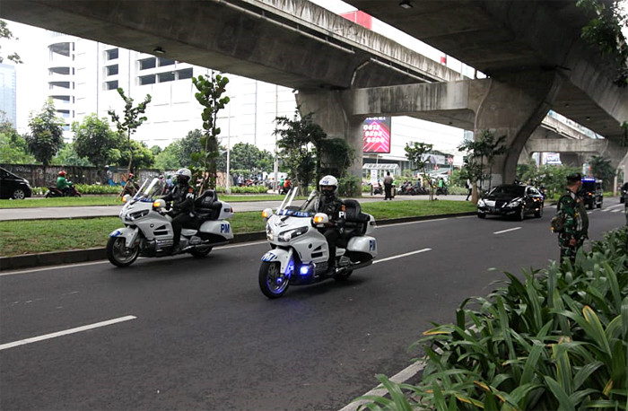 Mobil yang membawa Joko Widodo tiba di area Hotel Raffles, Jakarta, Sabtu (3/4/2021).