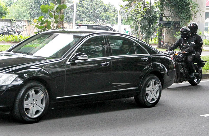 Mobil yang membawa Joko Widodo tiba di area Hotel Raffles, Jakarta, Sabtu (3/4/2021).