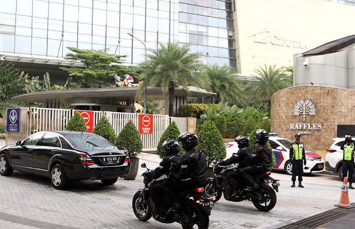 Mobil yang membawa Joko Widodo tiba di area Hotel Raffles, Jakarta, Sabtu (3/4/2021).