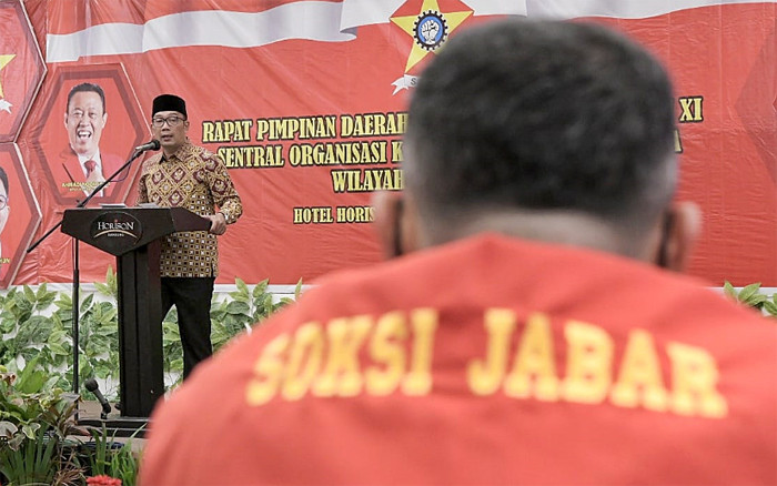 Gubernur Jawa Barat Ridwan Kamil memberikan arahan pada Rapat Pimpinan Daerah dan Musyawarah Daerah XI Soksi Jabar di Bandung, Jawa Barat, Sabtu (3/4/2021).