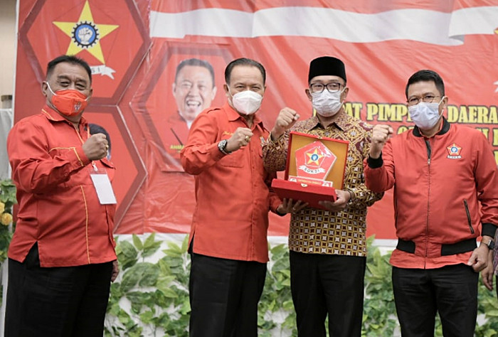 Gubernur Jawa Barat Ridwan Kamil memberikan arahan pada Rapat Pimpinan Daerah dan Musyawarah Daerah XI Soksi Jabar di Bandung, Jawa Barat, Sabtu (3/4/2021).