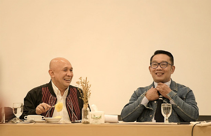 Gubernur Jawa Barat Ridwan Kamil bersama Menteri Koperasi dan UKM Teten Masduki makan malam bersama di Nada Park Bandung, Jawa Barat, Jumat (3/4/2021).