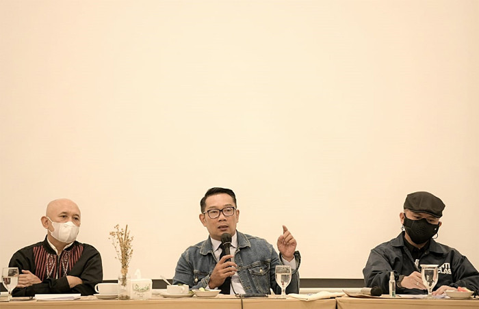 Gubernur Jawa Barat Ridwan Kamil bersama Menteri Koperasi dan UKM Teten Masduki makan malam bersama di Nada Park Bandung, Jawa Barat, Jumat (3/4/2021).