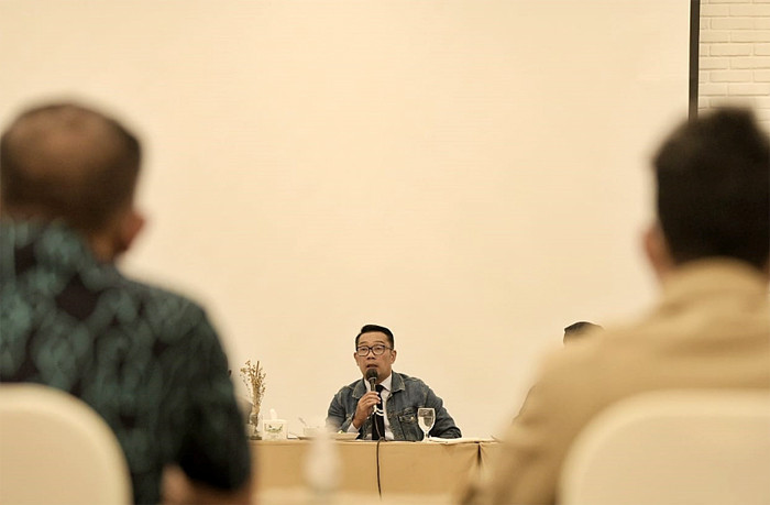 Gubernur Jawa Barat Ridwan Kamil bersama Menteri Koperasi dan UKM Teten Masduki makan malam bersama di Nada Park Bandung, Jawa Barat, Jumat (3/4/2021).