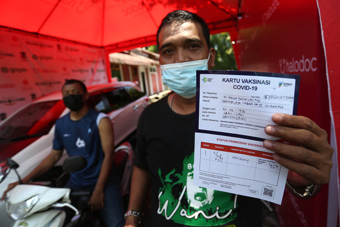 Halodoc dan Gojek untuk berkolaborasi mengadakan pos vaksinasi drive-thru pertama di Jawa Timur.
