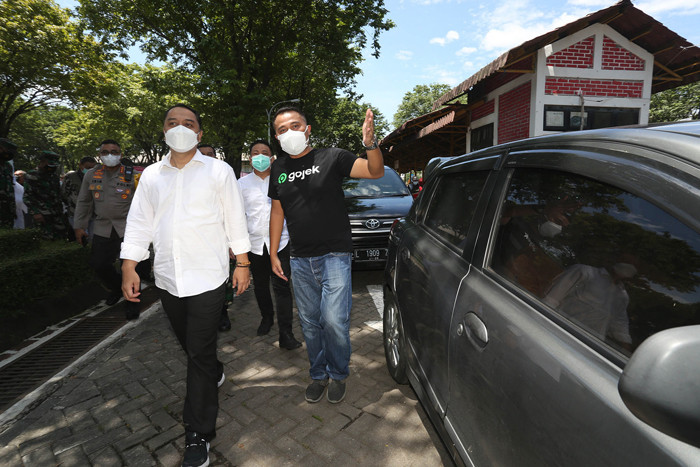 Halodoc dan Gojek untuk berkolaborasi mengadakan pos vaksinasi drive-thru pertama di Jawa Timur.