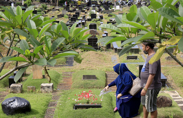 Warga melakukan ziarah kubur di TPU Tanah Kusir, Jakarta, Sabtu (3/4/2021).