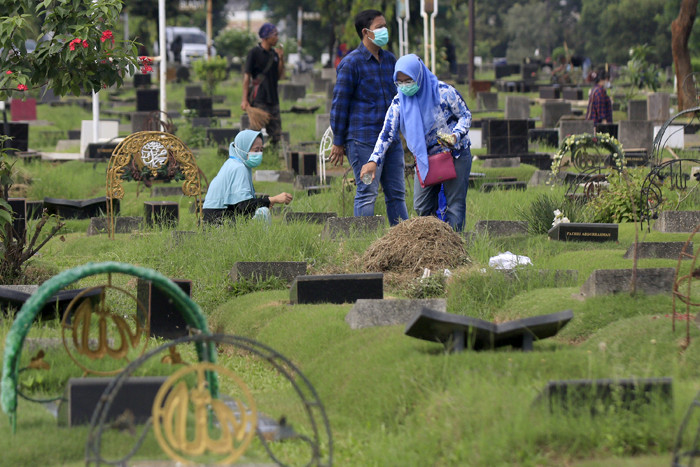 Warga melakukan ziarah kubur di TPU Tanah Kusir, Jakarta, Sabtu (3/4/2021).