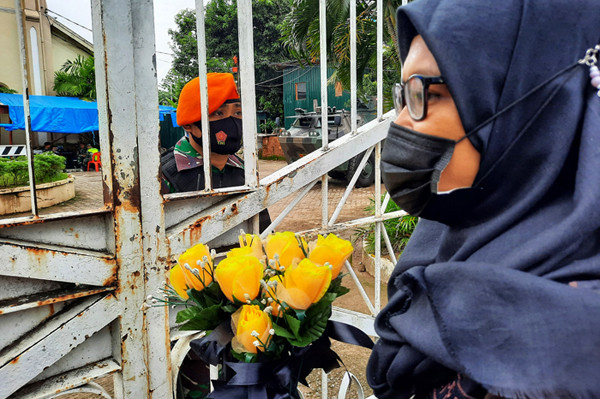 Peserta aksi yang tergabung dalam Forum Rakyat Bersatu memegang bunga saat aksi solidaritas di depan Gereja Katedral, Makassar, Sulsel, Minggu (4/4/2021).