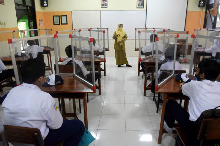 Aktivitas uji coba pembelajaran tatap muka (PTM) di SMP Negeri 5 Semarang, Jawa Tengah, Senin (5/4/2021).