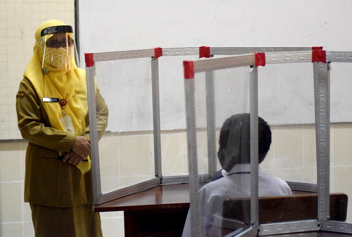 Aktivitas uji coba pembelajaran tatap muka (PTM) di SMP Negeri 5 Semarang, Jawa Tengah, Senin (5/4/2021).