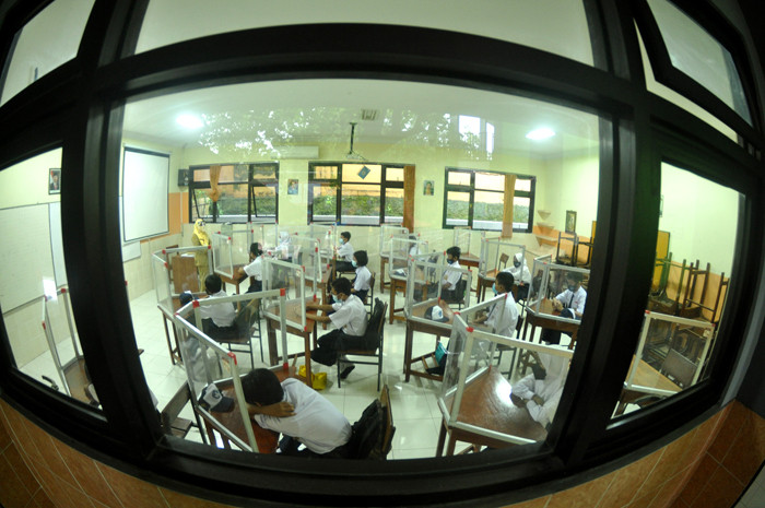 Aktivitas uji coba pembelajaran tatap muka (PTM) di SMP Negeri 5 Semarang, Jawa Tengah, Senin (5/4/2021).