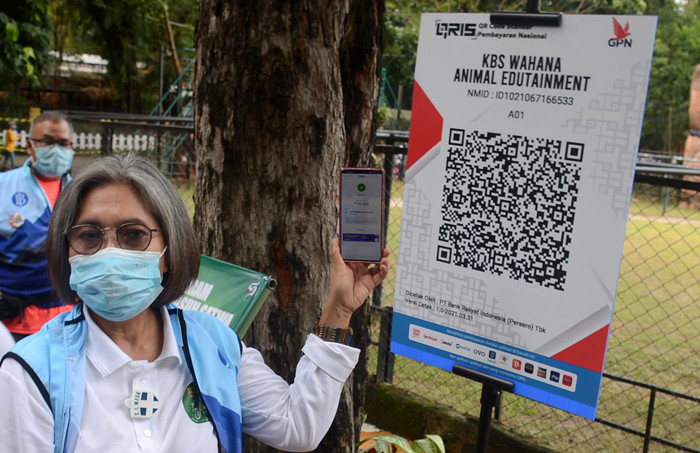 Kebun Binatang Surabaya (KBS) kini menyediakan QIRS sebagai alat pembayaran. Hal itu untuk memudahkan pengunjung dalam bertransaksi saat membeli tiket.