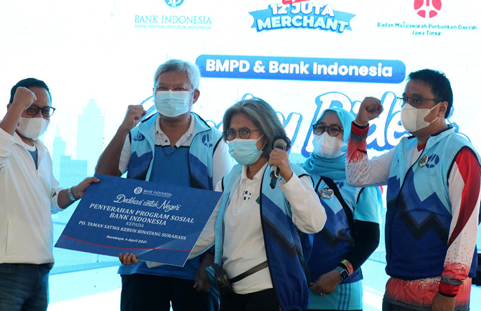 Kebun Binatang Surabaya (KBS) kini menyediakan QIRS sebagai alat pembayaran. Hal itu untuk memudahkan pengunjung dalam bertransaksi saat membeli tiket.