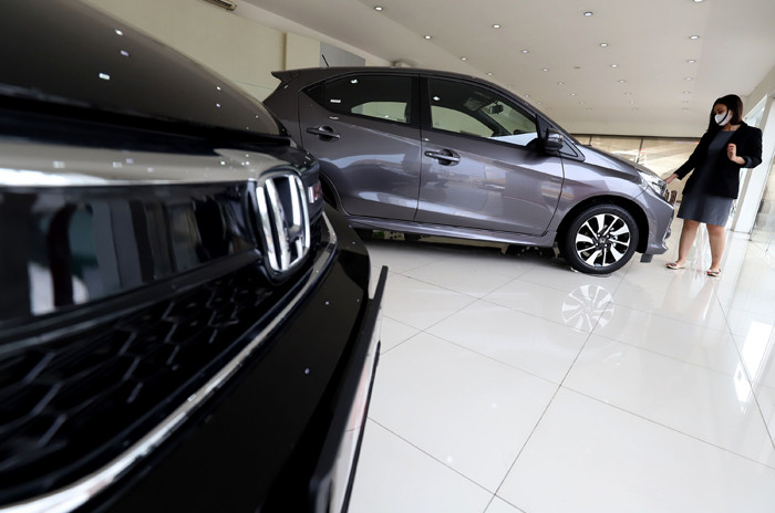 Calon pembeli melihat mobil di showroom Honda di kawasan, Jatiasih, Kota Bekasi, Jawa Barat, Senin (5/4/2021).