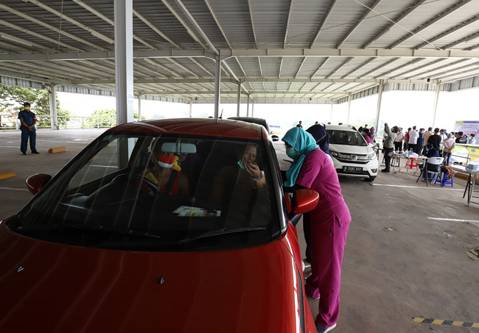 Sentra Vaksin Indonesia Bangkit telah melakukan suntik vaksin COVID-19 kepada sekitar 5.700 warga.