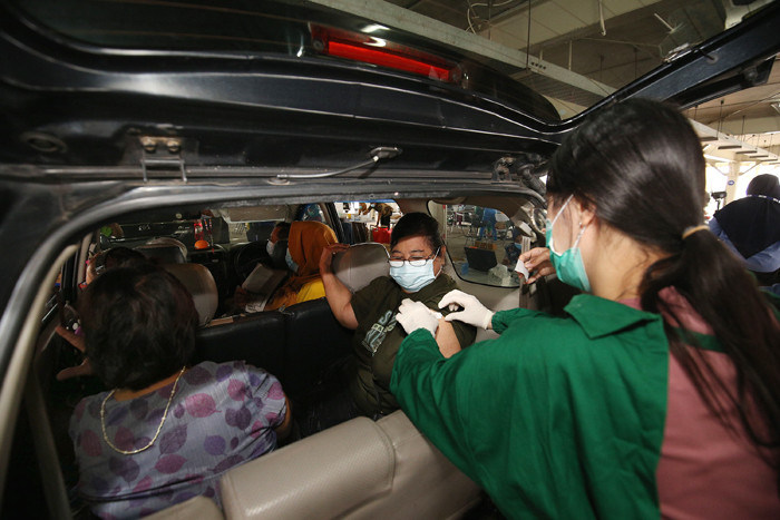 Sentra Vaksin Indonesia Bangkit telah melakukan suntik vaksin COVID-19 kepada sekitar 5.700 warga.