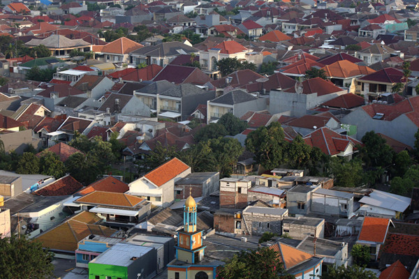 Panorama pemukiman kota Surabaya terlihat dari gedung bertingkat, Senin (5/4/2021).
