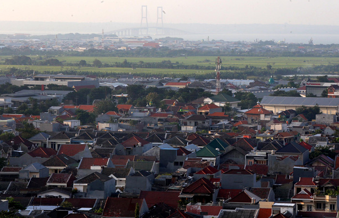 Panorama pemukiman kota Surabaya terlihat dari gedung bertingkat, Senin (5/4/2021).