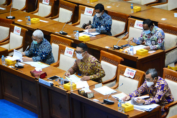 Ketua ADPMET yang juga Gubernur Jawa Barat Ridwan Kamil mengikuti RDP dengan Komisi VII DPR di kompleks Parlemen, Senayan, Jakarta, Senin (5/4/2021).