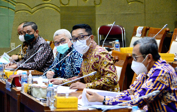 Ketua ADPMET yang juga Gubernur Jawa Barat Ridwan Kamil mengikuti RDP dengan Komisi VII DPR di kompleks Parlemen, Senayan, Jakarta, Senin (5/4/2021).