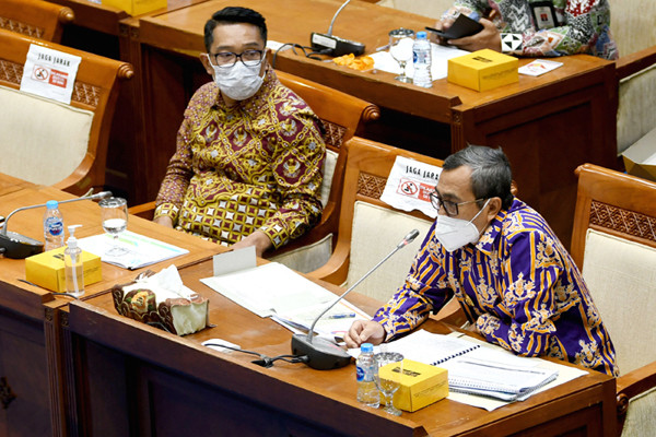 Ketua ADPMET yang juga Gubernur Jawa Barat Ridwan Kamil mengikuti RDP dengan Komisi VII DPR di kompleks Parlemen, Senayan, Jakarta, Senin (5/4/2021).