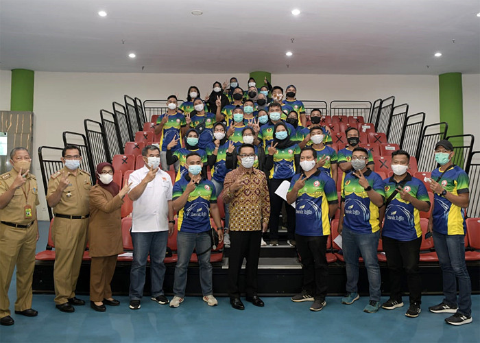Gubernur Jawa Barat Ridwan Kamil meninjau vaksinasi massal 1.431 atlet dari KONI Jabar dan NPCI Jabar di Kota Bandung, Jawa Barat, Senin (5/4/2021).