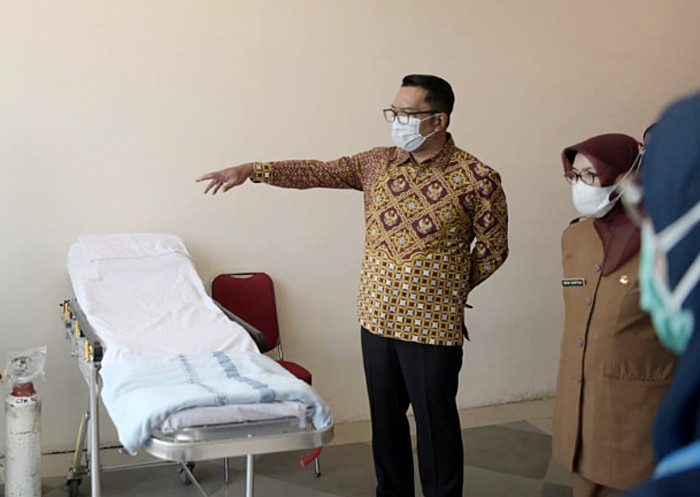Gubernur Jawa Barat Ridwan Kamil meninjau vaksinasi massal 1.431 atlet dari KONI Jabar dan NPCI Jabar di Kota Bandung, Jawa Barat, Senin (5/4/2021).