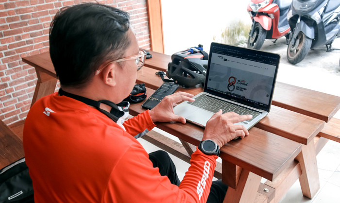 Warga menunjukan aplikasi speedjersey.com di Bandung, Jawa Barat, Senin (5/4/2021).