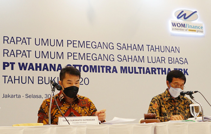 Presiden Direktur WOM Finance Djaja Suryantor Sutandar (kiri) dan Presiden Komisaris WOM Finance I Nyoman Tjager saat memimpin RUPST dan RUPSLB 2021 di Jakarta.
