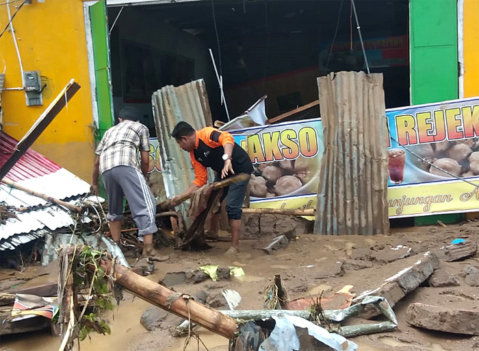 Sejumlah bangunan hancur diakibatkan banjir bandang di Kelurahan Weiwarang, Adoanra Timur, Flores, NTT, Selasa (6/4/2021).