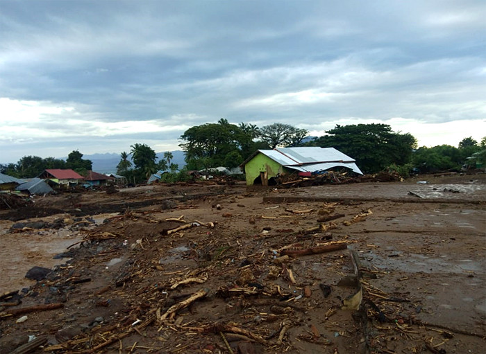 Sejumlah bangunan hancur diakibatkan banjir bandang di Kelurahan Weiwarang, Adoanra Timur, Flores, NTT, Selasa (6/4/2021).