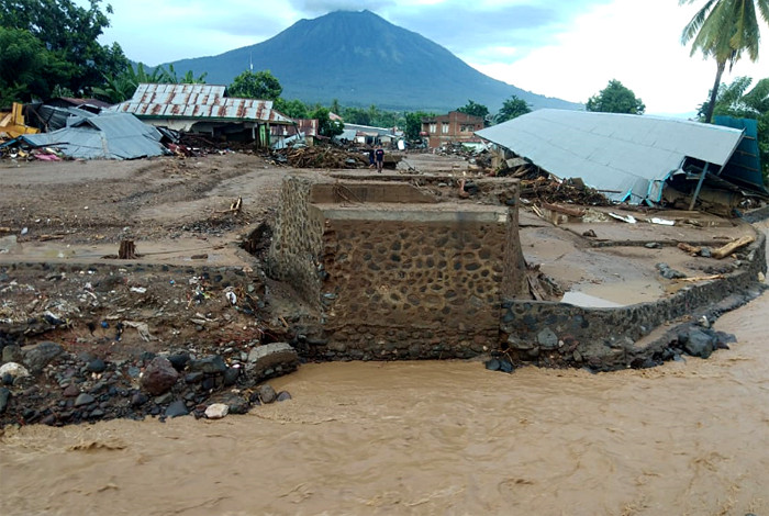 Sejumlah bangunan hancur diakibatkan banjir bandang di Kelurahan Weiwarang, Adoanra Timur, Flores, NTT, Selasa (6/4/2021).