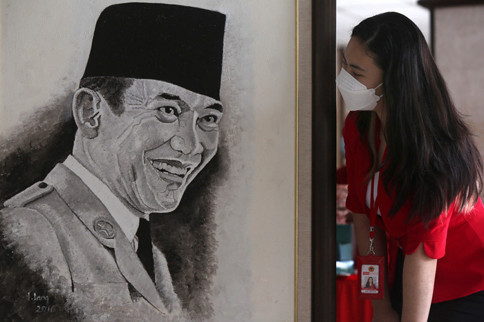 Syukuran Lukisan Pertama untuk Institut Marhaen dan Bandung Bersejarah di Universitas 17 Agustus 1945 (Untag), Surabaya, Jawa Timur, Selasa (6/4/2021).