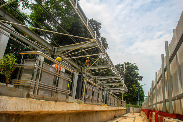 Pekerja menyelesaikan pembuatan halte di Stasiun Palmerah, Jakarta Pusat, Senin (5/4/2021).