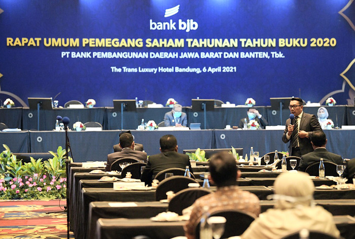 Gubernur Jawa Barat Ridwan Kamil memberikan sambutan pada RUPS Tahunan Bank BJB untuk Tahun Buku 2020, di Kota Bandung, Jawa Barat, Selasa (6/4/2021).