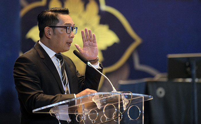 Gubernur Jawa Barat Ridwan Kamil memberikan sambutan pada RUPS Tahunan Bank BJB untuk Tahun Buku 2020, di Kota Bandung, Jawa Barat, Selasa (6/4/2021).