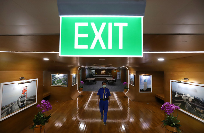 Pekerja membersihkan dinding gedung di Kantor Waskita Karya, Jakarta, Selasa (6/4/2021).