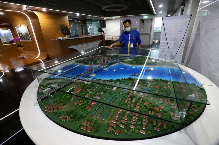Pekerja membersihkan dinding gedung di Kantor Waskita Karya, Jakarta, Selasa (6/4/2021).