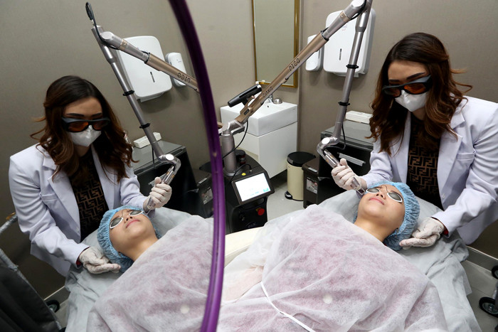 Perawatan wajah di Klinik Kecantikan Beauty Skin dr. MF Surabaya, Jawa Timur, Rabu (7/4/2021).