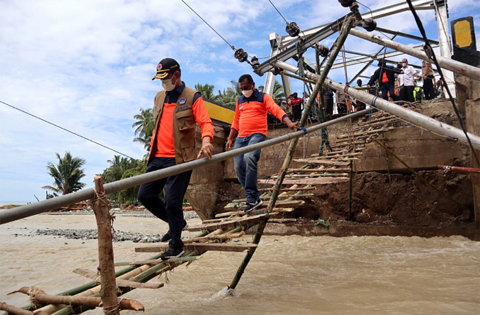 Kepala Badan Nasional Penanggulangan Bencana (BNPB) Letjen TNI Doni Monardo saat meninjau lokasi banjir bandang di Kabupaten Alor, NTT, Rabu (7/4/2021).