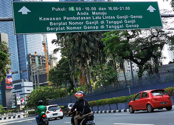 Pengendara melintas dibawah petunjuk ganjil-genap menuju Jalan Jenderal Sudirman dari Jalan Pamekasan, Jakarta Pusat, Rabu (7/4/2021).
