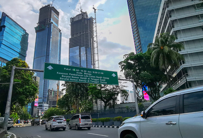 Pengendara melintas dibawah petunjuk ganjil-genap menuju Jalan Jenderal Sudirman dari Jalan Pamekasan, Jakarta Pusat, Rabu (7/4/2021).