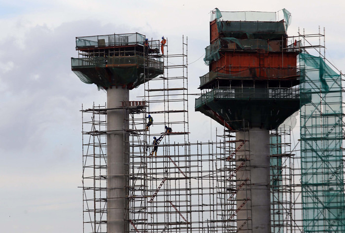 Pekerja menyelesaikan pembangunan proyek Stadion JIS atau Jakarta International Stadium (JIS), Tanjung Priok, Jakarta, Rabu (7/4/2021).