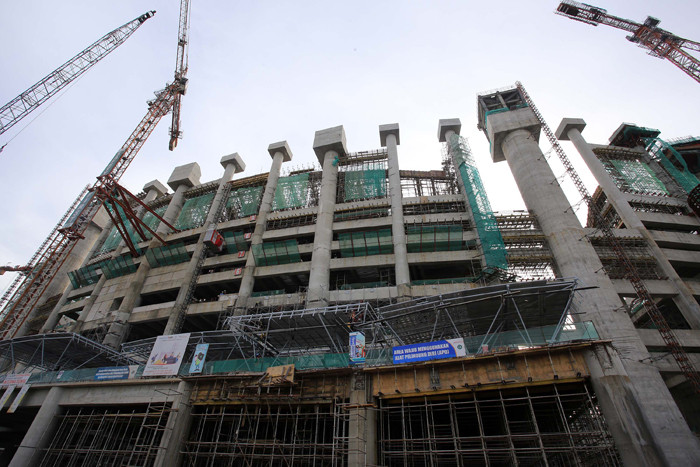 Pekerja menyelesaikan pembangunan proyek Stadion JIS atau Jakarta International Stadium (JIS), Tanjung Priok, Jakarta, Rabu (7/4/2021).