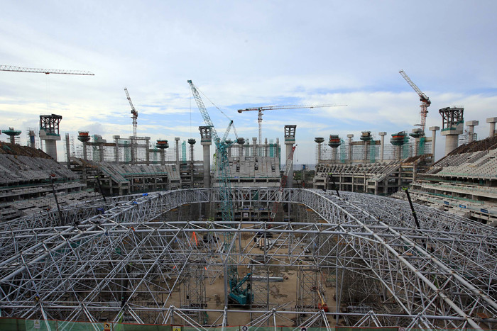Pekerja menyelesaikan pembangunan proyek Stadion JIS atau Jakarta International Stadium (JIS), Tanjung Priok, Jakarta, Rabu (7/4/2021).