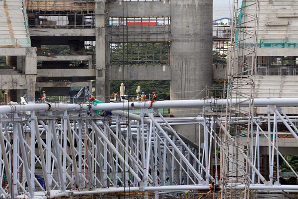 Pekerja menyelesaikan pembangunan proyek Stadion JIS atau Jakarta International Stadium (JIS), Tanjung Priok, Jakarta, Rabu (7/4/2021).